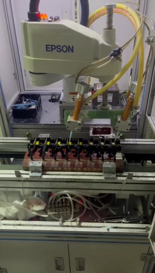 Ligne robotisée à positions fixes en fonctionnement